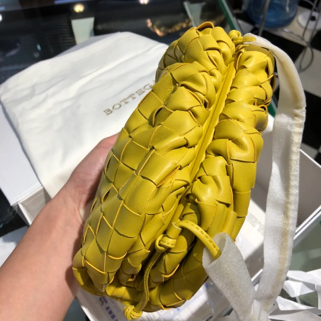BV cloud bag new color available coarse weave large grid weave corn yellow the pouch cloud bag Needless to say, this year's most popular trend is not without its reason. The minimalist design with a little wrinkles is both advanced and a bit lazy. After the new designer came, he directly changed it to a large weave and became super youthful. It also has a touch of fashion. You must buy it. This year's must-have bag Size: 22×12×7cm